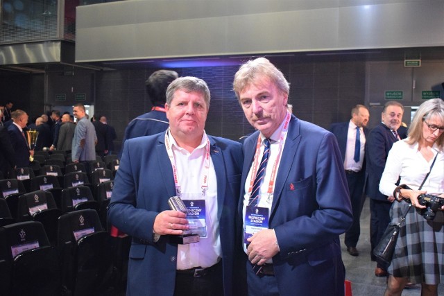 Marek Nowak, spiker drugoligowego Radomiaka Radom wraz ze Zbigniewem Bońkiem, prezesem Polskiego Związku Piłki Nożnej.
