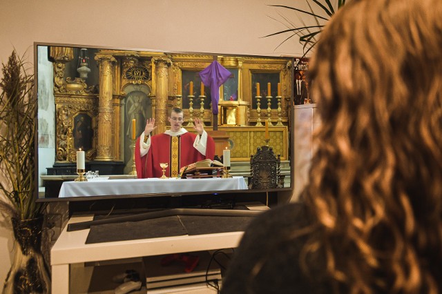Msza święta online: jak się podczas niej zachować? Czym jest duchowa  komunia święta? | Dziennik Bałtycki