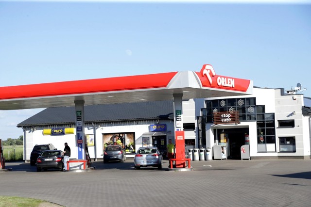 Prezes PKN Orlen Daniel Obajtek zapowiedział, że mimo powrotu wyższych stawek VAT, ceny paliw pozostaną stabilne.