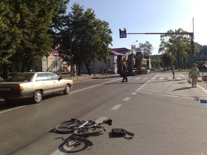 Z ostatniej chwili: Wypadek w centrum! Rowerzysta rozbił się o auto! (zdjęcia)