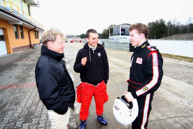 Aleksander Zawada (z prawej) i Jakub Wysocki (w środku), kierowcy Automobilklubu Radomskiego testowali w Poznaniu porsche GT3, którym w poprzednim sezonie startował Maciej Stańco (z lewej).