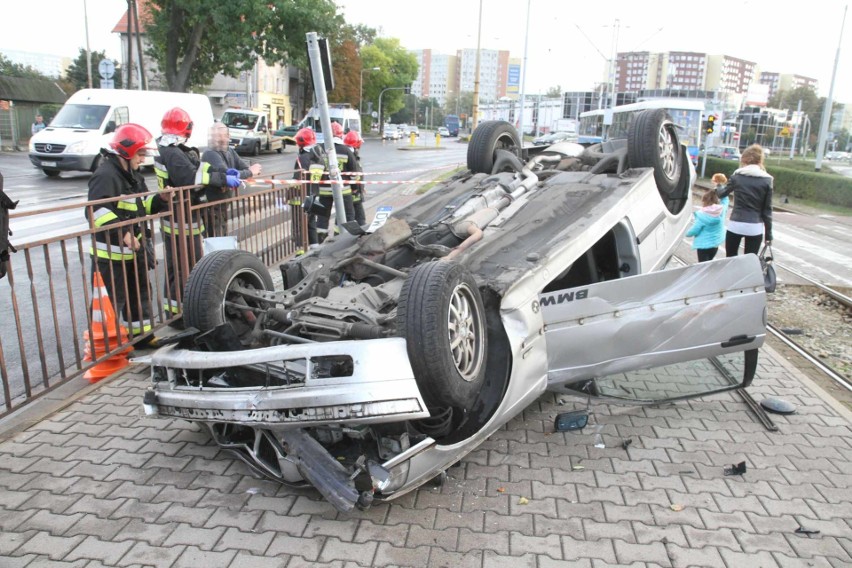 Wypadek, dachowanie BMW na przystanku przy ul. Żmigrodzkiej