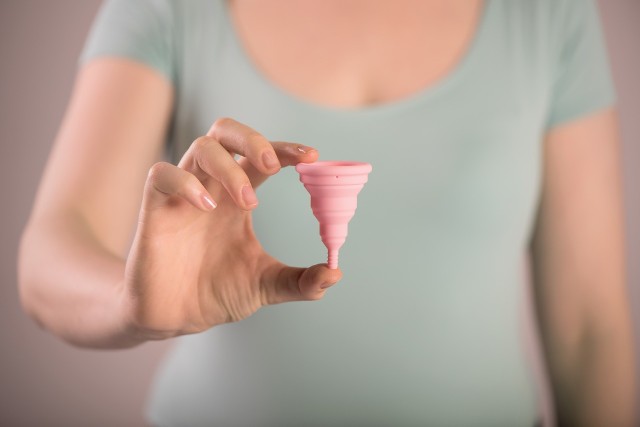 Kubek menstruacyjny to nowoczesny środek higieniczny dla kobiet, który zabezpiecza bieliznę przez plamieniem nawet przez 12 godzin.