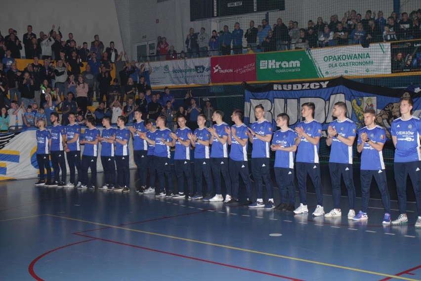 Obecnie Ruch Chorzów jest w III lidze, a Legia lideruje w...