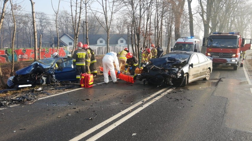 Wypadek w gminie Skawina. Czołowe zderzenie na drodze krajowej. Trzy osoby ranne