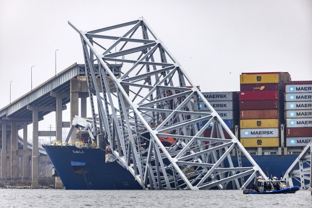 Kontenerowiec wbił się w pylon mostu w Baltimore