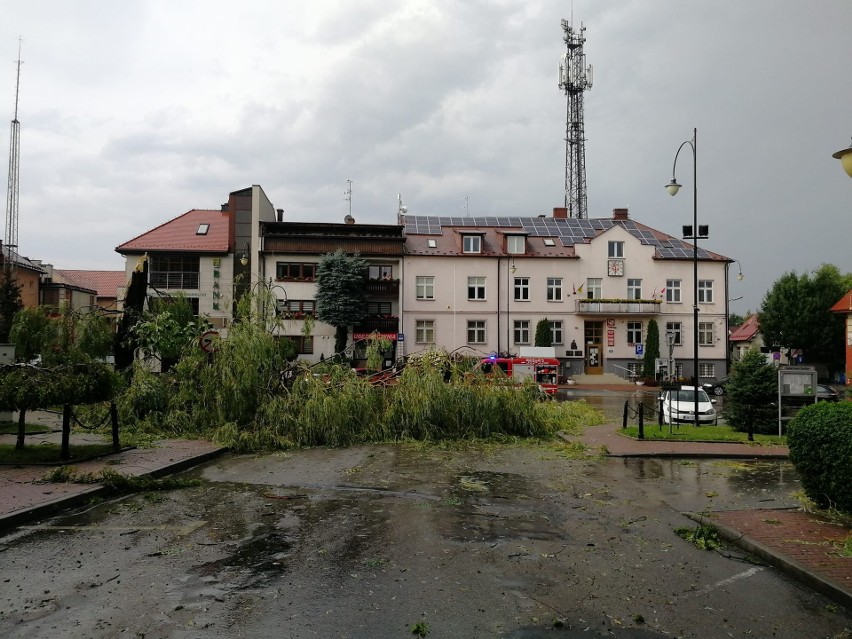 Zniszczenia po nawałnicy w centrum Gdowa