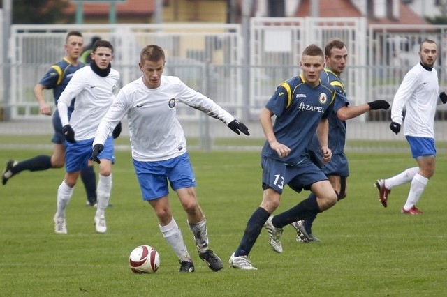 Stal Mielec (białe koszulki) musi przegonić Tomasovię i uważać na depczący liderom po piętach zespół Izolatora.