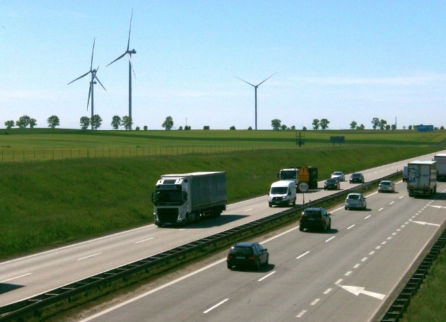 Duża farma wiatrowa Kostomłoty powstała tuż przy autostradzie A4. Z daleka widać turbiny o wysokości piasty - 122 metry