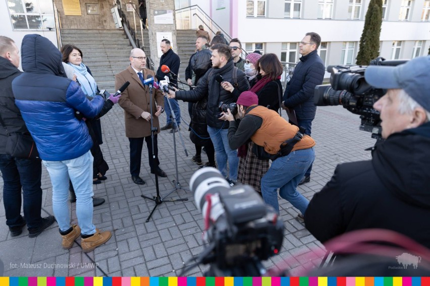 Białystok. Nowa elewacja i odnowiony mural na Uniwersyteckim Dziecięcym Szpitalu Klinicznym