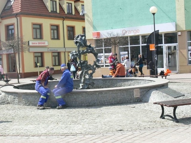 Fontanną na Placu Bartosza Głowackiego w Tarnobrzegu opiekują się Tarnobrzeskiego Wodociągi. Przed jej uruchomieniem pracownicy spółki zdezynfekowali i wyczyścili nieckę.