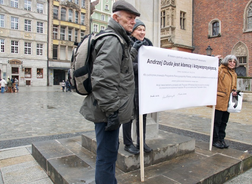 Manifestacja pod pręgierzem: "Andrzej Duda jest kłamcą i krzywoprzysięzcą"