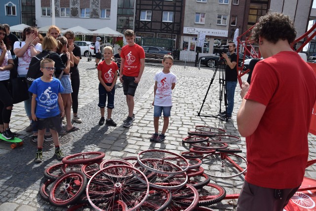 Dzieci z domu dziecka dostały rower w samo południe na Starym Rynku.