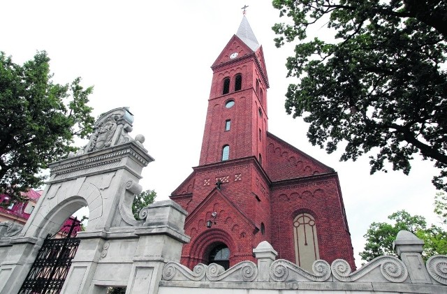 Kościół pw. św. Anny został zbudowany w 1905 roku w stylu neoromańskim