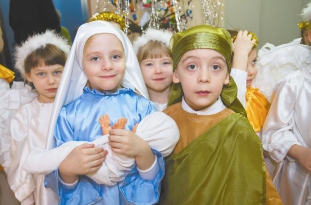 Po ubraniu choinki przebrane maluchy zaprosiły mieszkańców na jasełka. Odegrana została scenka z narodzin Chrystusa.