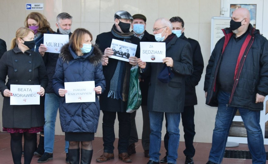 Protest przed Sądem Okręgowym w Ostrołęce. Ostrołęccy sędziowie w geście solidarności „z represjonowanymi sędziami”. 18.02.2021. Zdjęcia