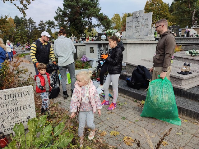 Na suchedniowskim cmentarzu miejscowi aktywiści posprzątali zaniedbane nagrobki.