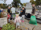 Wolontariusze posprzątali opuszczone groby na cmentarzu w Suchedniowie. Zobacz zdjęcia