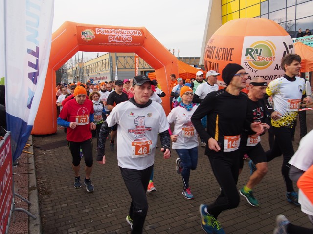 Pół tysiąca biegaczy z całej Polski wzięło udział w pierwszej Dysze Pomarańczowej Pomocy.