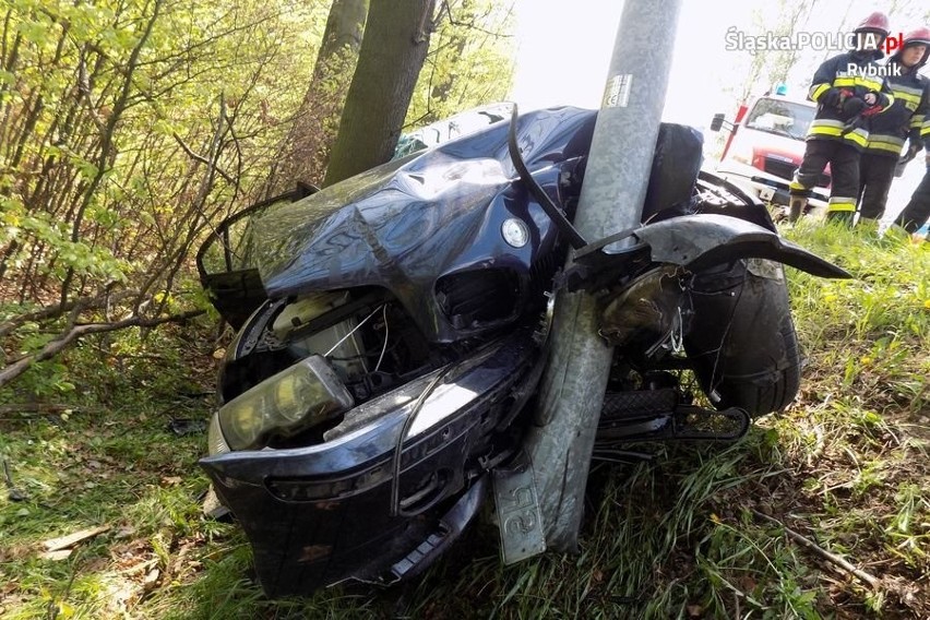 Wypadek BMW w Rybniku. Auto rozbiło się na drzewie. W