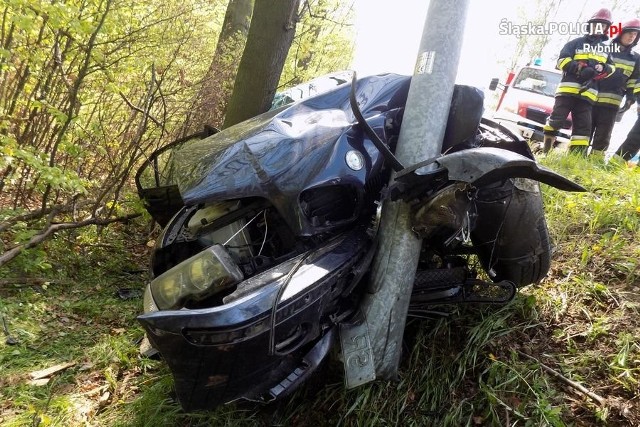 Rybnik: BMW uderzyło w drzewo. W środku kobieta w ciąży i dziecko