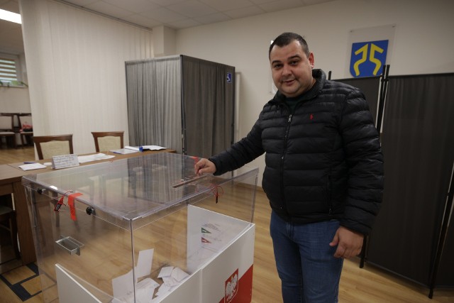 W komisji wyborczej numer 4 w Pińczowie pierwsze głosy oddawano od samego rana. Więcej na kolejnych zdjęciach