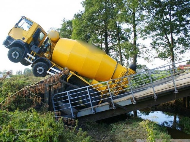 Pod ponad 30-tonową ciężarówką zawalił się most