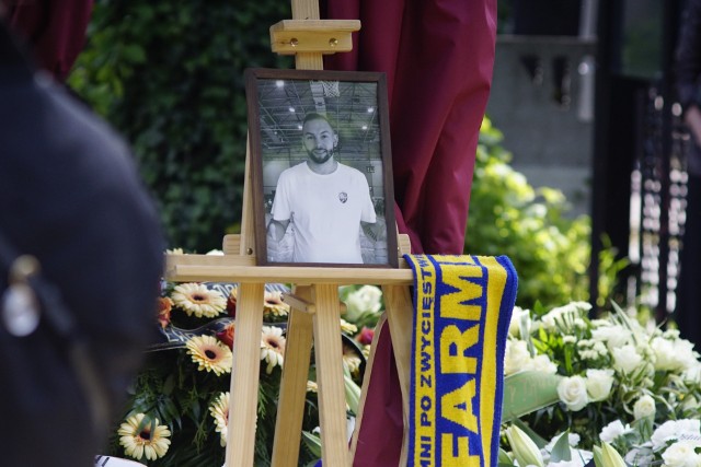 W samo południe na cmentarzu parafialnym w Opalenicy tłumy pożegnały 32-letniego koszykarza Enei Basket Poznań, Dawida Bręka. Zobacz zdjęcia --->