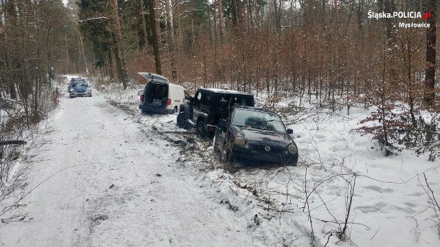 Akcja KMP w Mysłowicach w związku z zatrzymaniem pary, która przelewała skradzione paliwo w lesie.