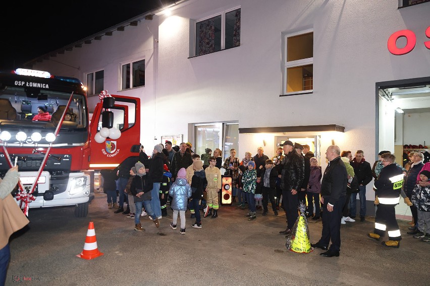 Powitanie nowego wozu strażackiego w Łomnicy.