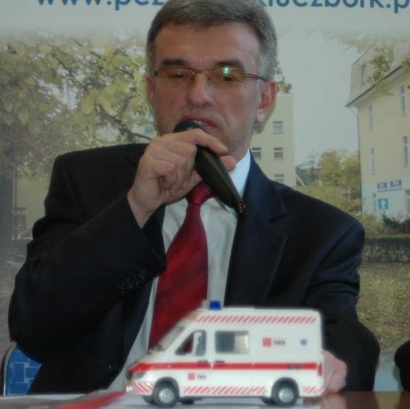 Marek Haber z prezentem od burmistrza Wołczyna.