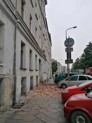 Potężny fragment gzymsu spadł na chodnik i uszkodził samochód 