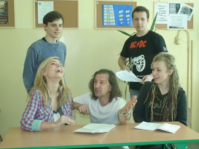 Młodzi aktorzy ćwiczyli role podczas warsztatów teatralnych z Grzegorzem Pawłowskim.