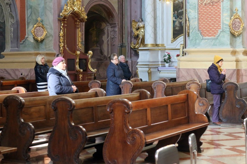 Kościoły w Lublinie świecą pustkami. Wierni modlą się w domu. Zobacz zdjęcia