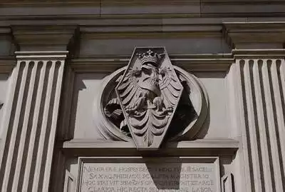 Najważniejszym dziełem Berrecciego była nagrobna kaplica króla Zygmunta Starego w katedrze wawelskiej. Na zdjęciu herbowy orzeł i inskrypcja na ścianie kaplicy. Fot. Paweł Stachnik
