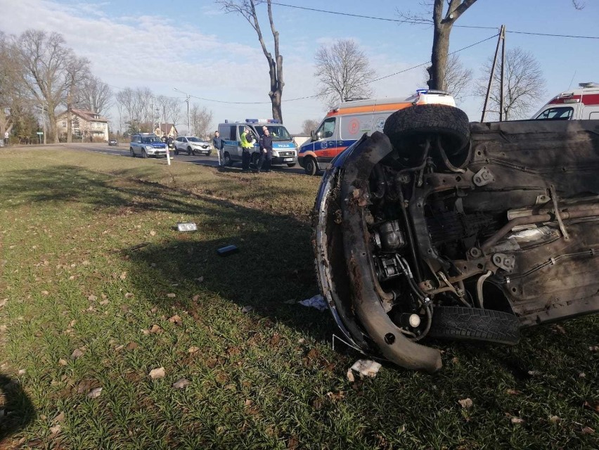 Wypadek w Dębinie  powiecie malborskim. Passat dachował...