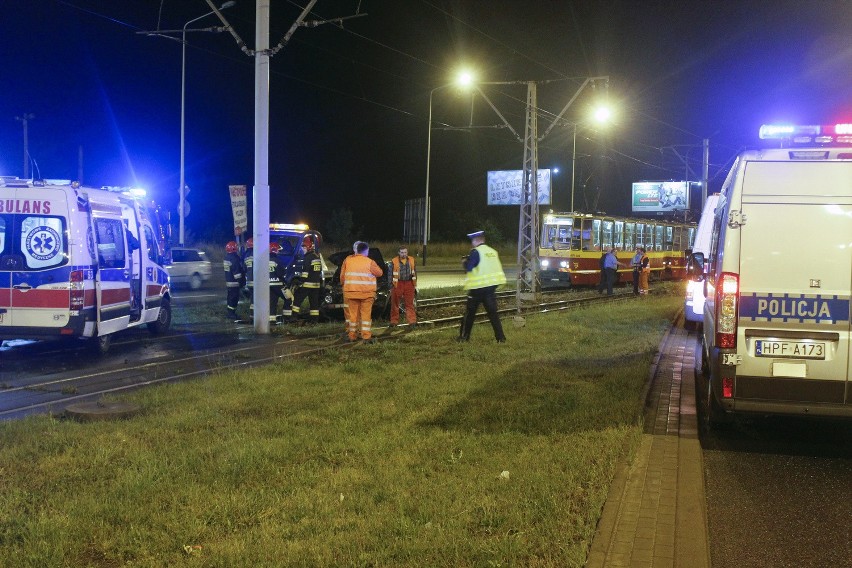 Wypadek na Włókniarzy. Kierowca rozbił samochód na torowisku [ZDJĘCIA]