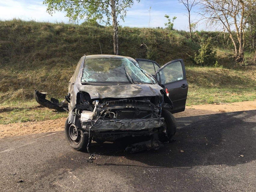 Kolonia Wójtowce. Dachowanie toyoty yaris na drodze do Jasionóweczki. Jedna osoba poszkodowana [ZDJĘCIA]