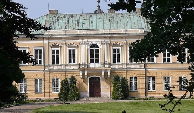 Skierniewice, Pałac PrymasowskiZespół pałacowo-parkowy wybudowany w latach 1610–1619 roku. Obecny kształt to efekt przebudowy w 1780 roku według projektu Efraima Schroegera. W pałacu rezydowali Arcybiskupi Gnieźnieńscy, Francuski Marszałek Ludwik Dawout, Konstanty Pawłowicz Romanow oraz Carowie. Po odzyskaniu niepodległości osada pałacowa została przekazana Szkole Głównej Gospodarstwa Wiejskiego w Warszawie. Obecnie Pałac Prymasowski należy do Instytutu Ogrodnictwa w Skierniewicach. W dwie niedziele miesiąca OSada Pałacowa jest otwarta dla zwiedzających. Najbliższa okazja już 22 lipca (godz. 13 - 17).