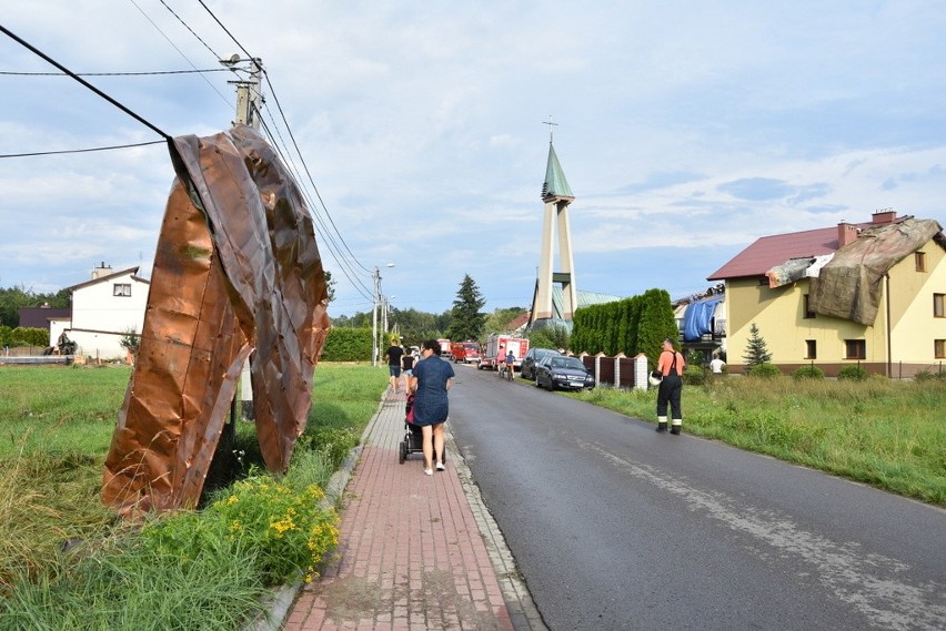 Trąba powietrzna spustoszyła Jodłówkę-Wałki. Zrywała dachy i łamała drzewa [ZDJĘCIA]