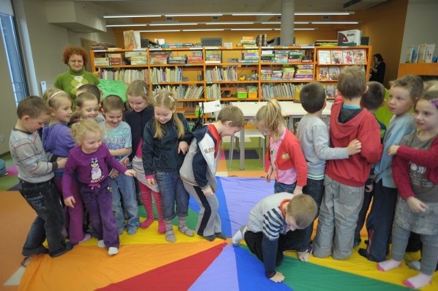 Biblioteka ma ciekawe propozycje zarówno dla starszych jak i młodszych opolan. W czytelni dziecięcej organizowane są m.in. zajęcia dla przedszkolaków.