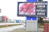 Antyaborcyjna akcja szokuje mieszkańców. Billboardy w Krośnie krzyczą do Słowaków: aborcja zabija