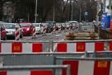 Uciążliwe korki na skrzyżowaniu Powstańców Śląskich i Kutnowskiej. Teraz zmiany w komunikacji tramwajów