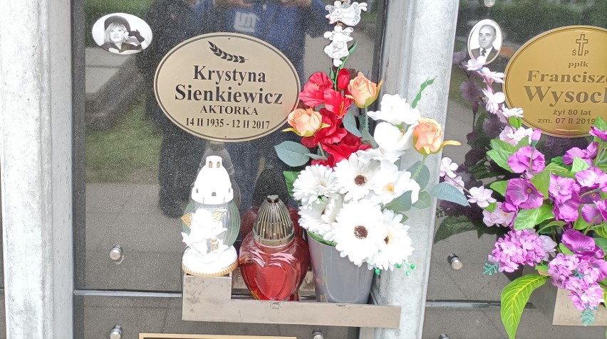 Nagrobek Krzysztofa Krawczyka w podłódzkich Grotnikach czekają zmiany. Jak będzie wyglądać grób Krawczyka?