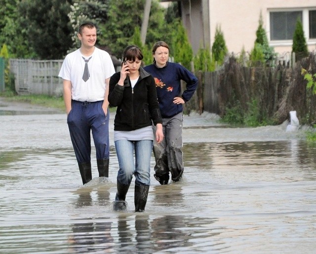 Dla mieszkańców zalanych bądź podtopionych terenów gumowe buty są teraz obuwiem obowiązkowym. Na zdjęciu ulica Dzikowska na tarnobrzeskim osiedlu Dzików.