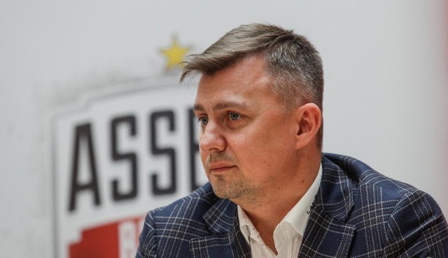 Krzysztof Ignaczak po drugim secie rozmawiał z zawodnikami, a po zakończeniu spotkania z mocno rozczarowanymi kibicami