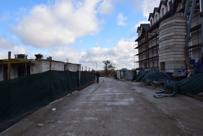 Skandal na nowym osiedlu w Sandomierzu. Mieszkańcy idąc do bloku pokonują plac budowy z dźwigami nad głową. Zobacz zdjęcia
