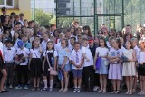 W Szkole Podstawowej numer 4 w Tarnobrzegu uroczyście zakończono rok szkolny. Dla uczniów to początek wakacji! Zobacz zdjęcia