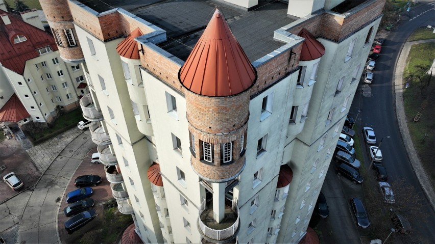 Królewskie blokowisko w Krakowie. "Zamek" w Czyżynach powstał pod koniec lat 80. Blok jak warownia do dziś wzbudza emocje ZDJĘCIA 