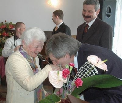 Podczas sobotniej uroczystości dyrektor biblioteki Antoni Taczanowski uhonorował dyplomem i kwiatami emerytowaną bibliotekarkę Wandę Plotę